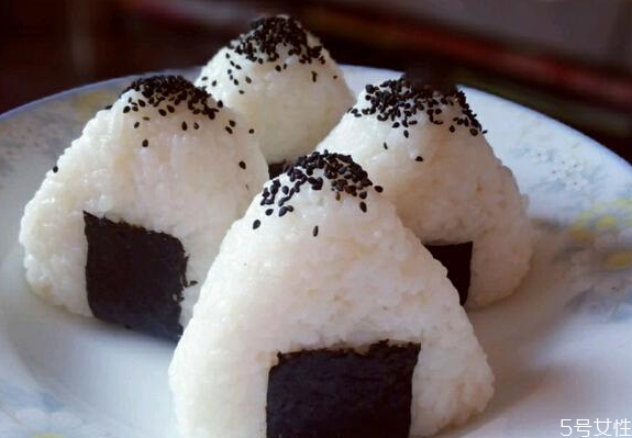 日式飯團(tuán)用什么米 飯團(tuán)用糯米還大米 日式飯團(tuán)用什么米 飯團(tuán)用糯米還大米