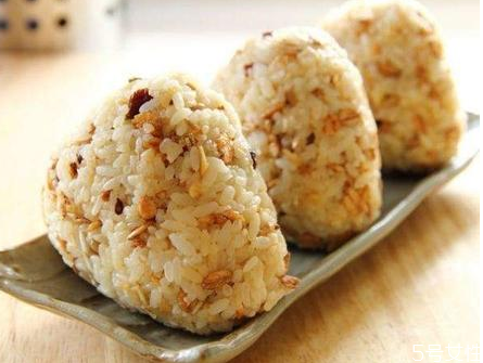 日式飯團(tuán)用什么米 飯團(tuán)用糯米還大米 日式飯團(tuán)用什么米 飯團(tuán)用糯米還大米