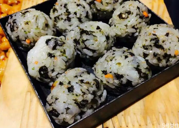 飯團(tuán)怎么捏 怎樣捏飯團(tuán)不散 飯團(tuán)怎么捏 怎樣捏飯團(tuán)不散