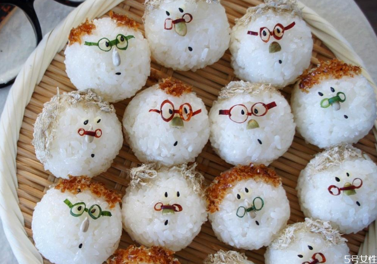 沒(méi)有模具怎么捏飯團(tuán) 免捏飯團(tuán)的做法 沒(méi)有模具怎么捏飯團(tuán) 免捏飯團(tuán)的做法