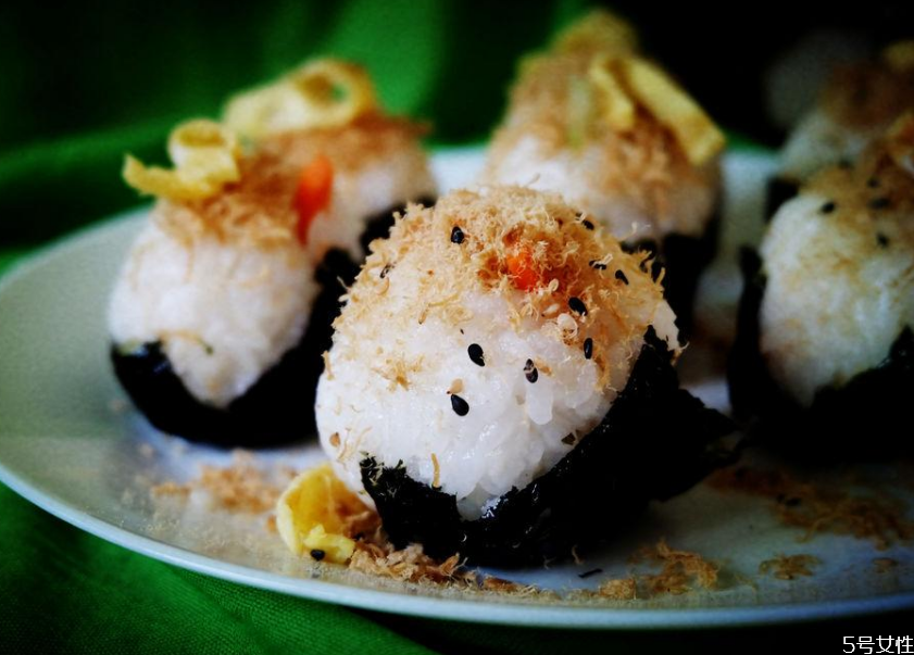 沒(méi)有模具怎么捏飯團(tuán) 免捏飯團(tuán)的做法 沒(méi)有模具怎么捏飯團(tuán) 免捏飯團(tuán)的做法