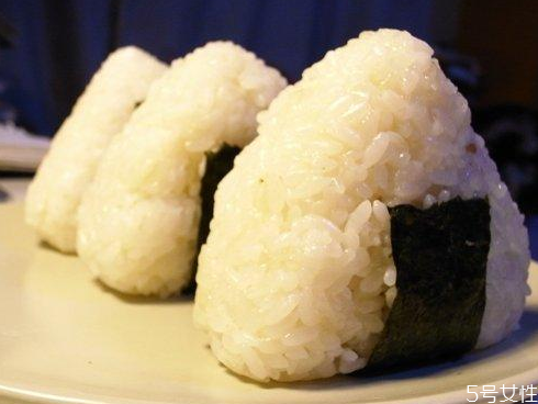 三角飯團(tuán)怎么捏 捏三角飯團(tuán)的技巧 三角飯團(tuán)怎么捏 捏三角飯團(tuán)的技巧