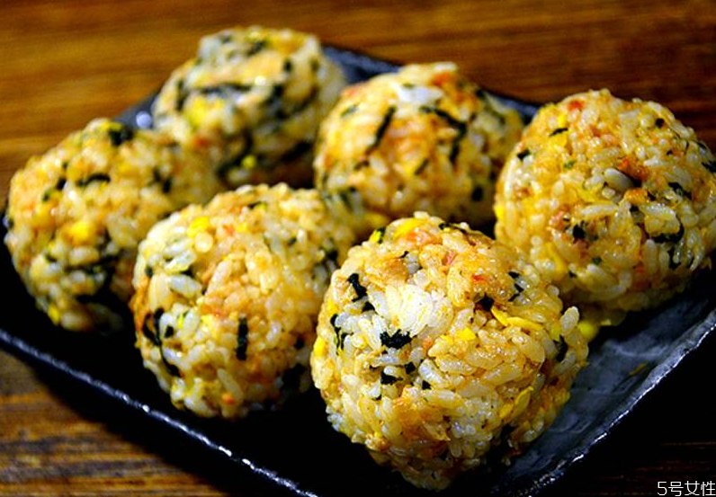 飯團(tuán)米可以用電飯鍋?zhàn)鰡?怎么做飯團(tuán)好吃 飯團(tuán)米可以用電飯鍋?zhàn)鰡?怎么做飯團(tuán)好吃