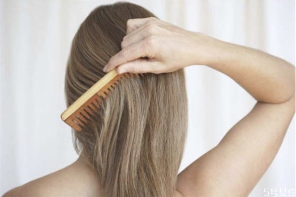 冬天頭發(fā)起靜電嚴重如何解決 什么梳子防靜電效果好 冬天頭發(fā)起靜電嚴重如何解決 什么梳子防靜電效果好