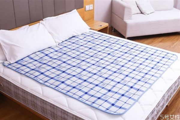 電熱毯插著電也可以睡嗎 電熱毯一晚上多少度電 電熱毯插著電也可以睡嗎 電熱毯一晚上多少度電