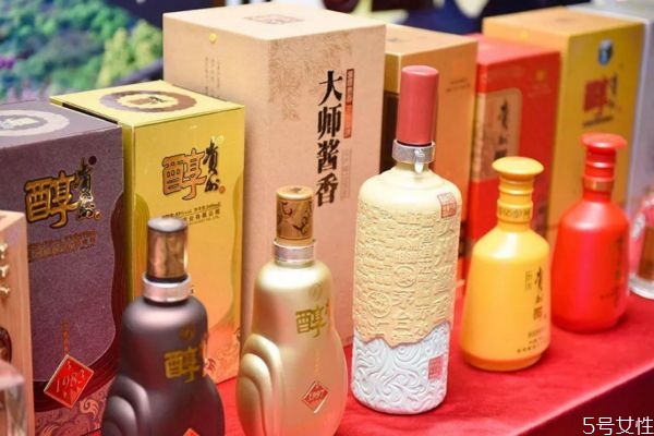 白酒怎么區(qū)分糧食酒和勾兌酒 白酒清香和濃香醬香意思 白酒怎么區(qū)分糧食酒和勾兌酒 白酒清香和濃香醬香意思