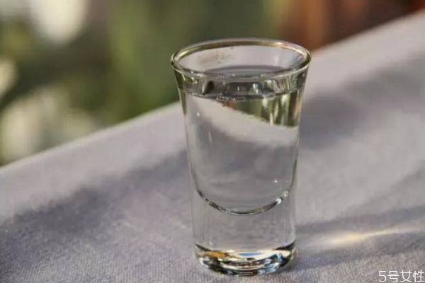 白酒怎么區(qū)分糧食酒和勾兌酒 白酒清香和濃香醬香意思 白酒怎么區(qū)分糧食酒和勾兌酒 白酒清香和濃香醬香意思