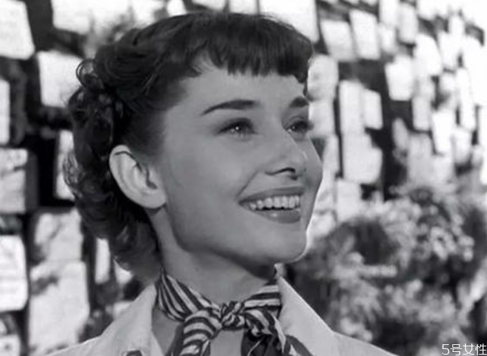 絲巾什么牌子好 絲巾哪個牌子好送人 絲巾什么牌子好 絲巾哪個牌子好送人