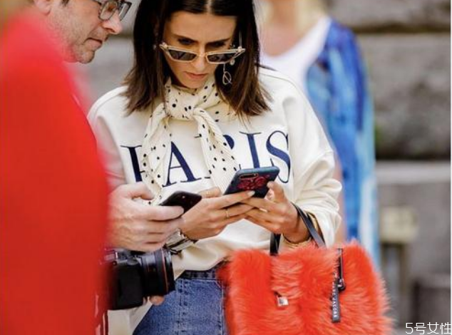 絲巾怎么搭配 絲巾搭配什么衣服好看 絲巾怎么搭配 絲巾搭配什么衣服好看