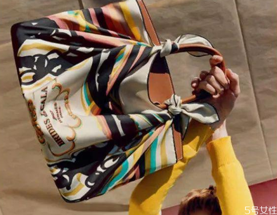 絲巾怎么纏包包 絲巾裝飾包包的方法 絲巾怎么纏包包 絲巾裝飾包包的方法
