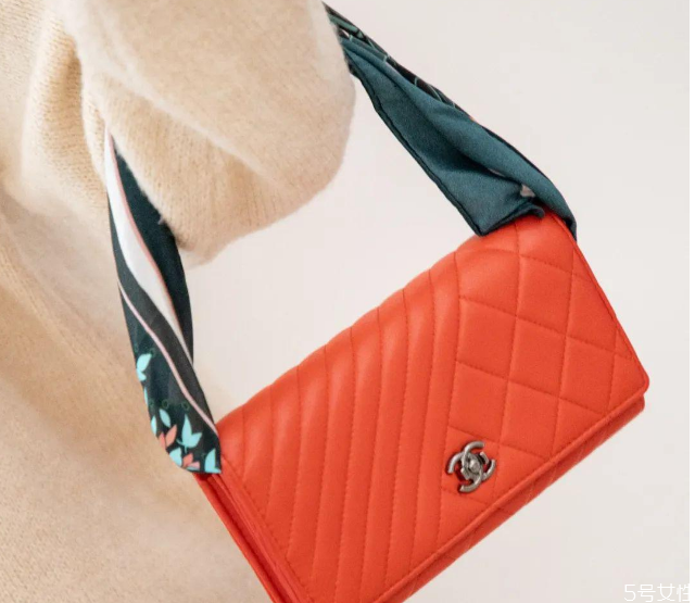 絲巾怎么纏包包 絲巾裝飾包包的方法 絲巾怎么纏包包 絲巾裝飾包包的方法