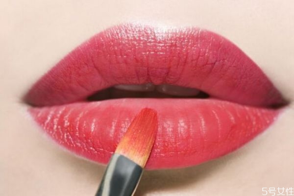 唇釉跟口紅有什么區(qū)別 口紅和唇釉哪個(gè)更自然 唇釉跟口紅有什么區(qū)別 口紅和唇釉哪個(gè)更自然