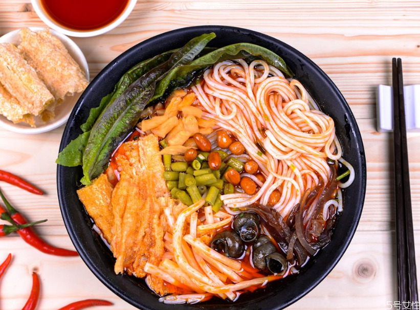 李子柒螺螄粉好吃嗎 李子柒好吃還是螺霸王 李子柒螺螄粉好吃嗎 李子柒好吃還是螺霸王