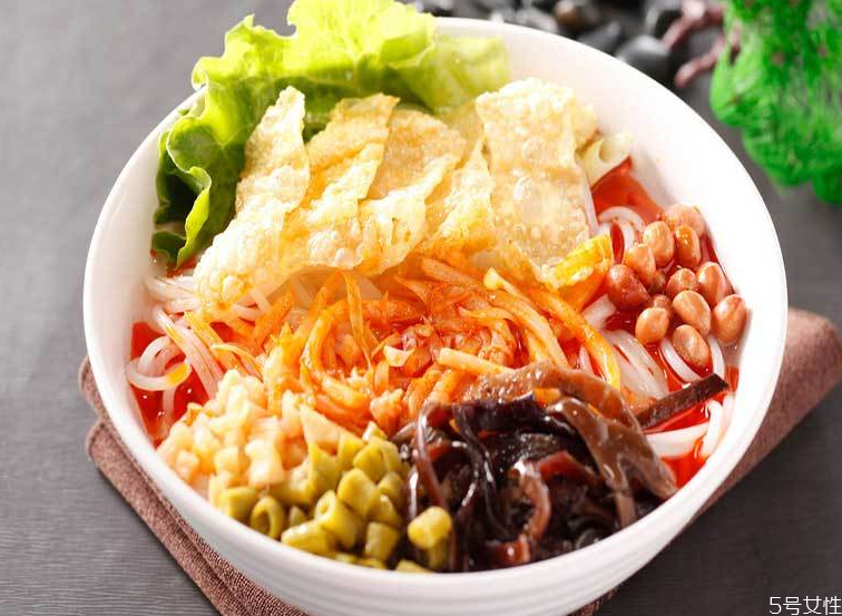 自己煮螺螄粉加什么配菜 螺螄粉能加各種丸子嗎 自己煮螺螄粉加什么配菜 螺螄粉能加各種丸子嗎