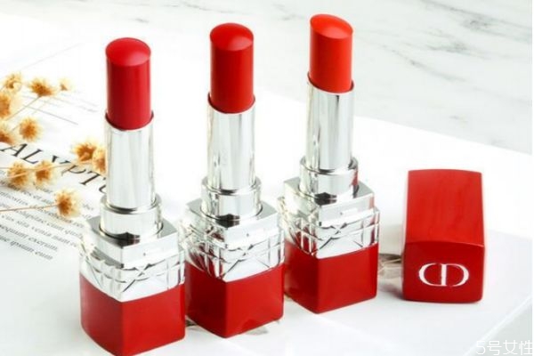 為啥迪奧紅管比黑管貴 迪奧紅管和黑管哪里不一樣 為啥迪奧紅管比黑管貴 迪奧紅管和黑管哪里不一樣