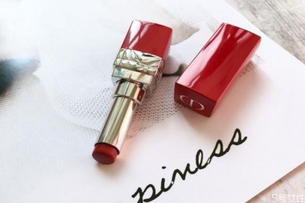 為啥迪奧紅管比黑管貴 迪奧紅管和黑管哪里不一樣 為啥迪奧紅管比黑管貴 迪奧紅管和黑管哪里不一樣