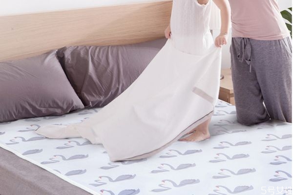 電熱毯氣味難聞能用嗎 電熱毯水暖的好還是電暖的好 電熱毯氣味難聞能用嗎 電熱毯水暖的好還是電暖的好