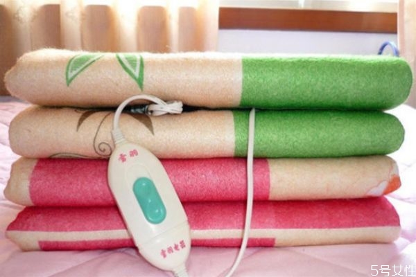 電熱毯買大了可以垂下來嗎 電熱毯太大了怎么辦 電熱毯買大了可以垂下來嗎 電熱毯太大了怎么辦