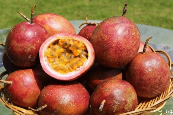 百香果籽要嚼嗎 百香果的黑籽吞還是嚼碎 百香果籽要嚼嗎 百香果的黑籽吞還是嚼碎