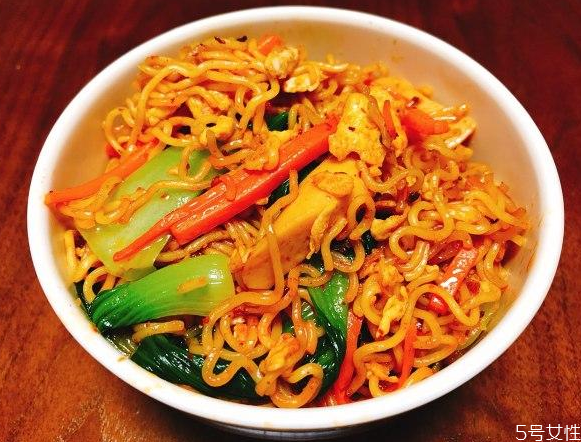 炒方便面放調(diào)料包嗎 炒方便面放什么調(diào)料 炒方便面放調(diào)料包嗎 炒方便面放什么調(diào)料