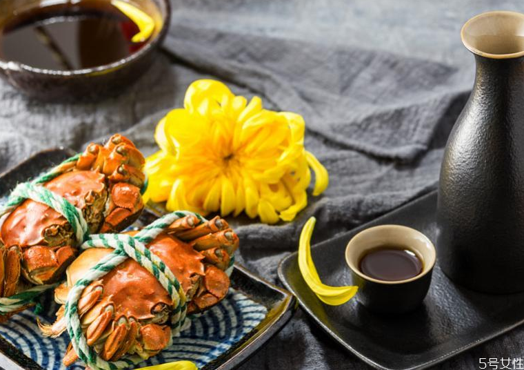 一斤黃酒相當于幾兩白酒 黃酒可以喝幾兩 一斤黃酒相當于幾兩白酒 黃酒可以喝幾兩