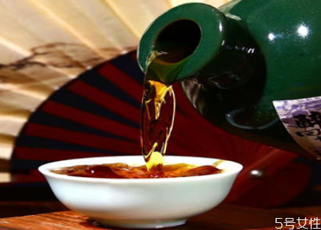 一斤黃酒相當于幾兩白酒 黃酒可以喝幾兩 一斤黃酒相當于幾兩白酒 黃酒可以喝幾兩