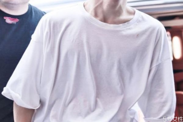 可樂(lè)到白衣服上怎么洗掉 去除可樂(lè)漬的小竅門 可樂(lè)到白衣服上怎么洗掉 去除可樂(lè)漬的小竅門