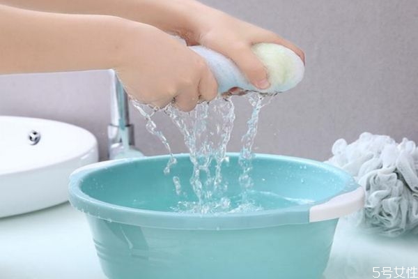 牙膏沫弄衣服留下白印怎么清理 牙膏沫弄衣服上怎么辦 牙膏沫弄衣服留下白印怎么清理 牙膏沫弄衣服上怎么辦