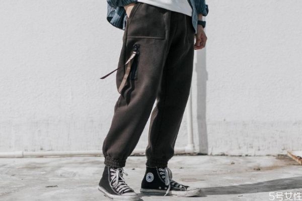 衛(wèi)褲買大點(diǎn)還是小點(diǎn)的 衛(wèi)褲是梭織好還是純棉的好 衛(wèi)褲買大點(diǎn)還是小點(diǎn)的 衛(wèi)褲是梭織好還是純棉的好