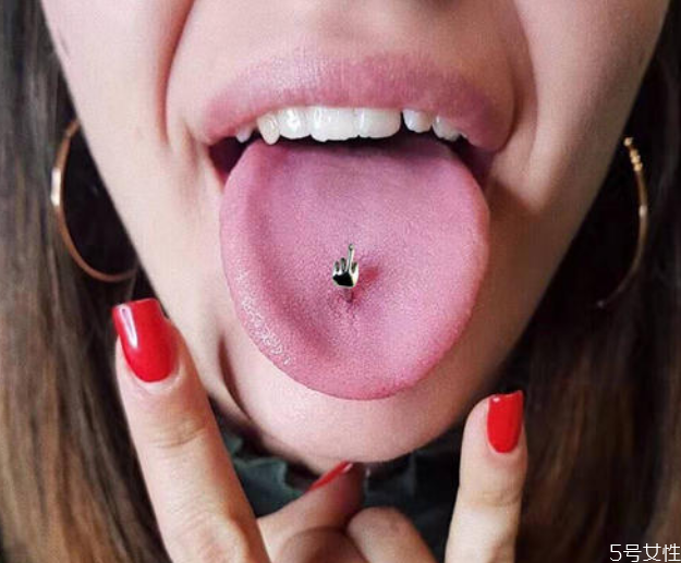 打舌釘多久可以正常吃飯 打舌釘?shù)⒄`吃飯嗎 打舌釘多久可以正常吃飯 打舌釘?shù)⒄`吃飯嗎