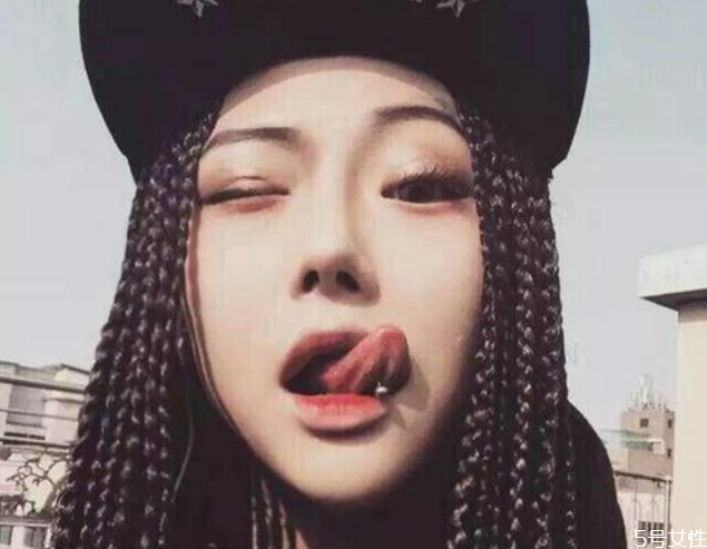 舌釘是怎么打上去的 自己打舌釘如何找位置 舌釘是怎么打上去的 自己打舌釘如何找位置