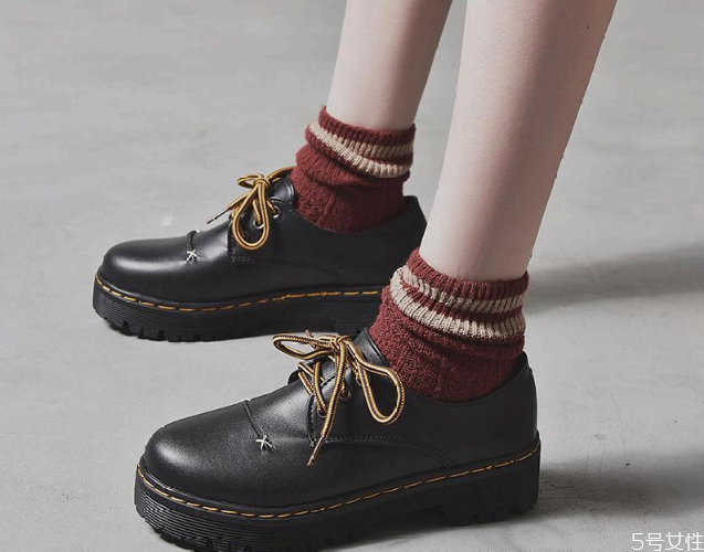 小皮鞋配什么褲子好看 女生穿皮鞋配什么褲子 小皮鞋配什么褲子好看 女生穿皮鞋配什么褲子