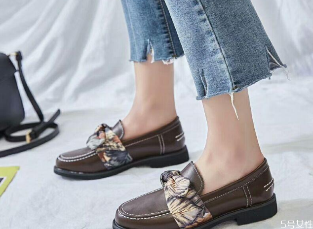 小皮鞋配什么褲子好看 女生穿皮鞋配什么褲子 小皮鞋配什么褲子好看 女生穿皮鞋配什么褲子