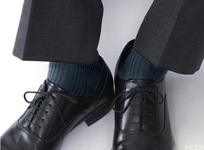 西裝皮鞋可以穿白襪子嗎 西裝為啥不能穿白襪子 西裝皮鞋可以穿白襪子嗎 西裝為啥不能穿白襪子