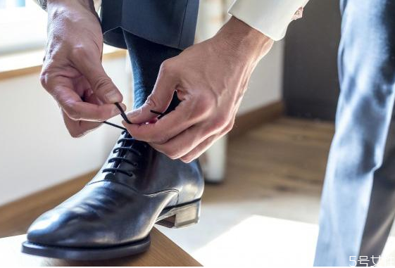 西裝皮鞋可以穿白襪子嗎 西裝為啥不能穿白襪子 西裝皮鞋可以穿白襪子嗎 西裝為啥不能穿白襪子