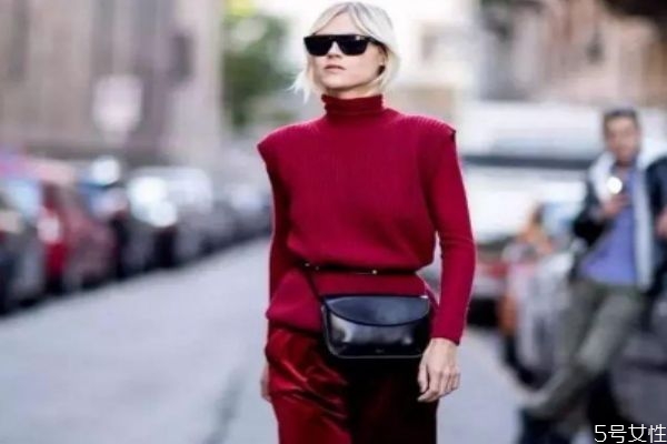年輕人穿酒紅色老氣嗎 酒紅色適合多少歲的女人 年輕人穿酒紅色老氣嗎 酒紅色適合多少歲的女人