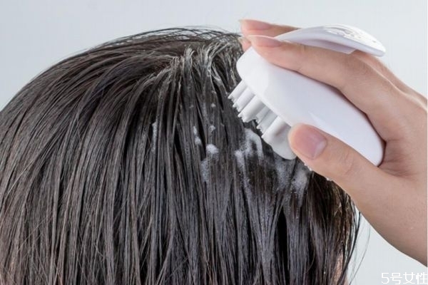 經(jīng)常洗頭發(fā)頭發(fā)會(huì)長的更快嗎 天天洗頭發(fā)會(huì)脫發(fā)嗎 經(jīng)常洗頭發(fā)頭發(fā)會(huì)長的更快嗎 天天洗頭發(fā)會(huì)脫發(fā)嗎