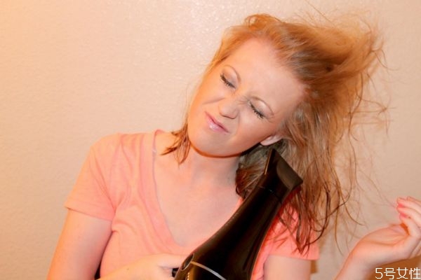 怎么預(yù)防吹風(fēng)機(jī)里面進(jìn)頭發(fā) 頭發(fā)卷進(jìn)吹風(fēng)機(jī)里怎么拿出來 怎么預(yù)防吹風(fēng)機(jī)里面進(jìn)頭發(fā) 頭發(fā)卷進(jìn)吹風(fēng)機(jī)里怎么拿出來