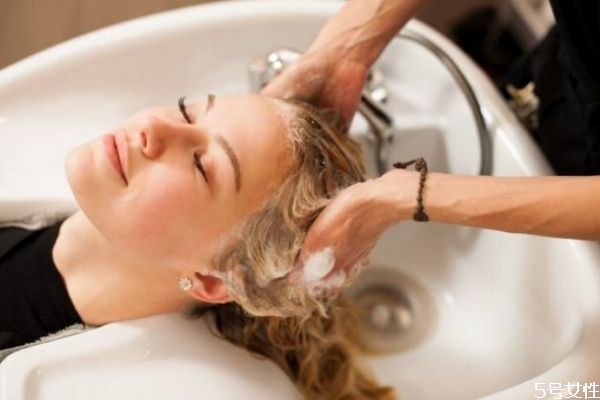 經(jīng)常洗頭發(fā)頭發(fā)會(huì)長的更快嗎 天天洗頭發(fā)會(huì)脫發(fā)嗎 經(jīng)常洗頭發(fā)頭發(fā)會(huì)長的更快嗎 天天洗頭發(fā)會(huì)脫發(fā)嗎