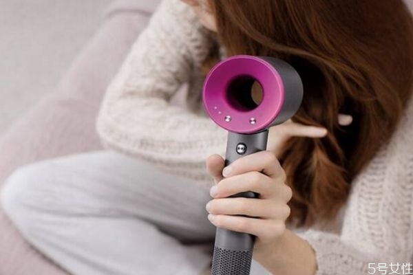 怎么預(yù)防吹風(fēng)機(jī)里面進(jìn)頭發(fā) 頭發(fā)卷進(jìn)吹風(fēng)機(jī)里怎么拿出來 怎么預(yù)防吹風(fēng)機(jī)里面進(jìn)頭發(fā) 頭發(fā)卷進(jìn)吹風(fēng)機(jī)里怎么拿出來