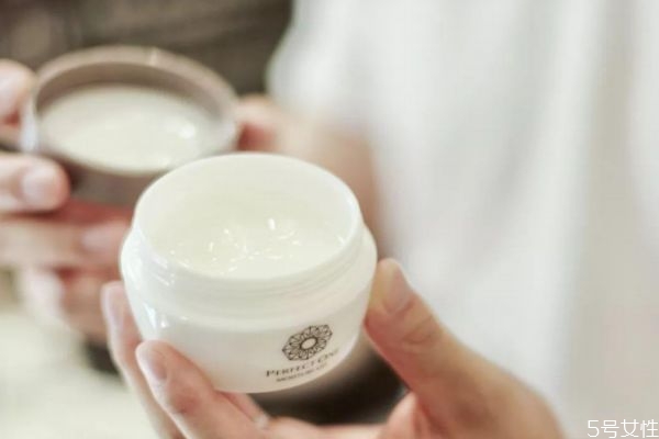 ?長(zhǎng)期不用面霜會(huì)有什么后果 使用保濕面霜的方法 ?長(zhǎng)期不用面霜會(huì)有什么后果 使用保濕面霜的方法