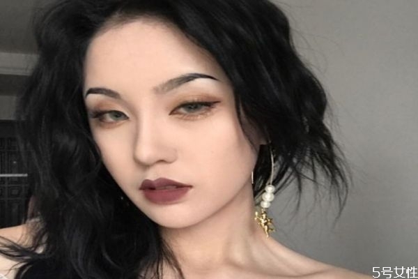 年底聚會怎么化妝好看 教你簡單又吸睛的妝容 年底聚會怎么化妝好看 教你簡單又吸睛的妝容