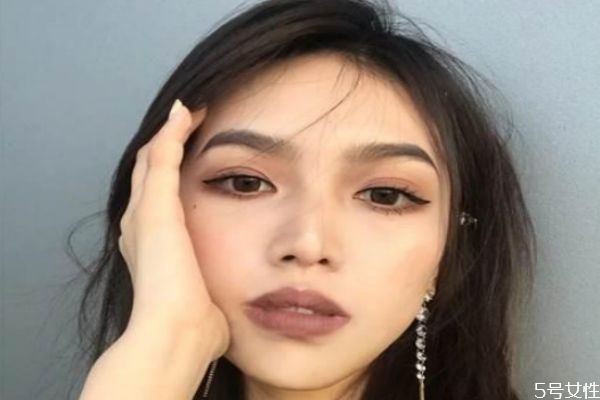 年底聚會怎么化妝好看 教你簡單又吸睛的妝容 年底聚會怎么化妝好看 教你簡單又吸睛的妝容