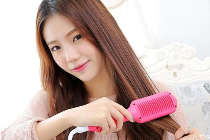 直發(fā)梳和直發(fā)器的區(qū)別 經(jīng)常用直發(fā)梳好嗎 直發(fā)梳和直發(fā)器的區(qū)別 經(jīng)常用直發(fā)梳好嗎