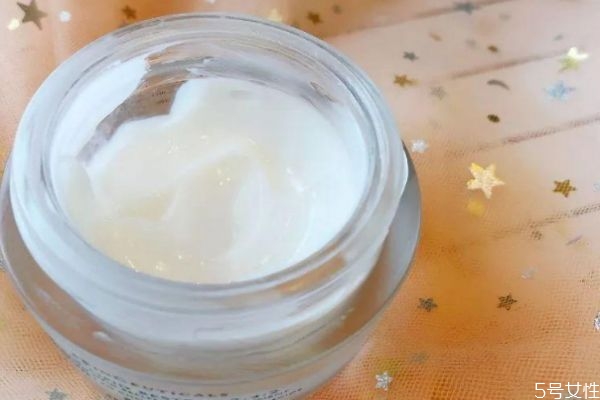 ?長(zhǎng)期不用面霜會(huì)有什么后果 使用保濕面霜的方法 ?長(zhǎng)期不用面霜會(huì)有什么后果 使用保濕面霜的方法