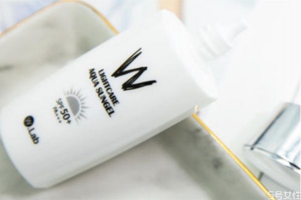 用防曬霜代替隔離霜可以嗎 防曬霜是隔離霜嗎 用防曬霜代替隔離霜可以嗎 防曬霜是隔離霜嗎