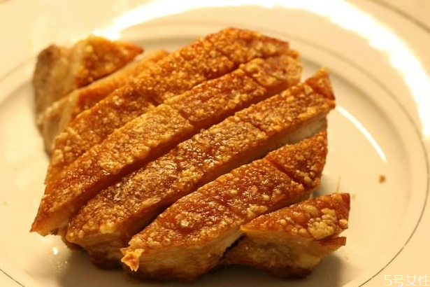 脆皮五花肉為什么刷白醋 脆皮五花肉爆皮技巧 脆皮五花肉為什么刷白醋 脆皮五花肉爆皮技巧