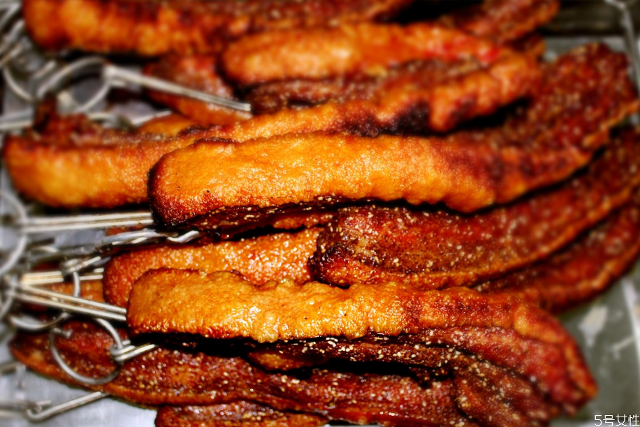 脆皮五花肉為什么刷白醋 脆皮五花肉爆皮技巧 脆皮五花肉為什么刷白醋 脆皮五花肉爆皮技巧