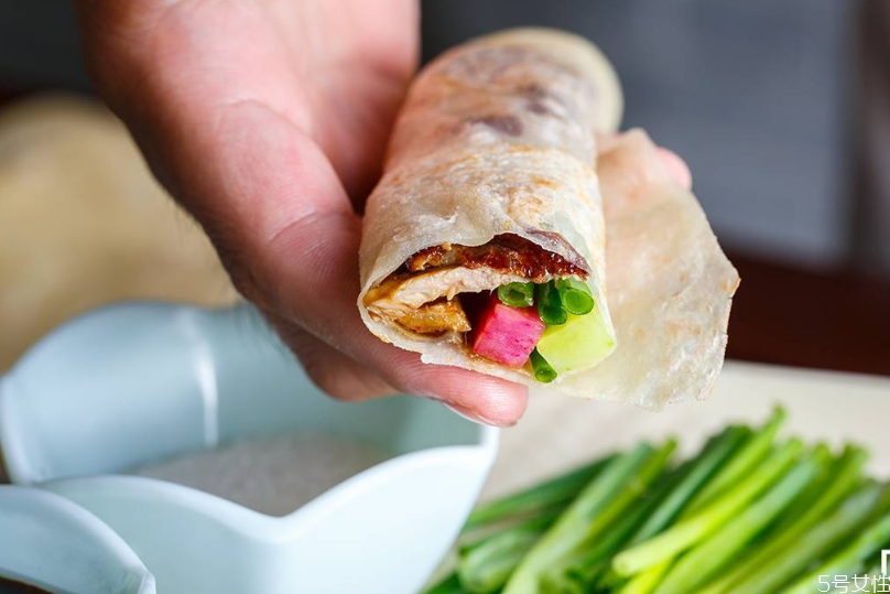 春餅面怎么和才能軟軟的 春餅的制作方法 春餅面怎么和才能軟軟的 春餅的制作方法