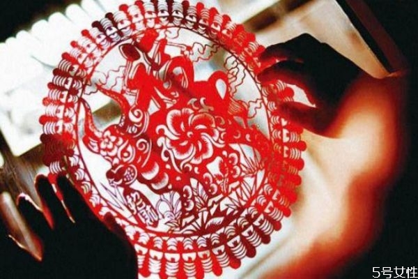 貼窗花正面朝屋里頭還是朝外面 過(guò)年窗花可以提前貼嗎 貼窗花正面朝屋里頭還是朝外面 過(guò)年窗花可以提前貼嗎